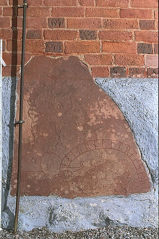 Runes written on fragment av runsten, jotnisk sandsten. Date: V